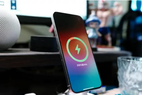 乌海苹果15换屏服务分享用什么充电器给iPhone15充电更好 
